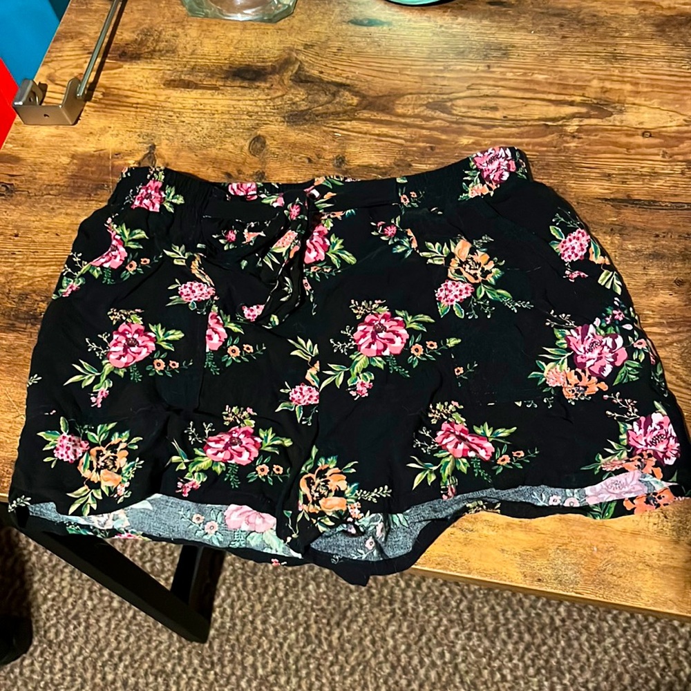 Womens Joe B shorts, black with floral